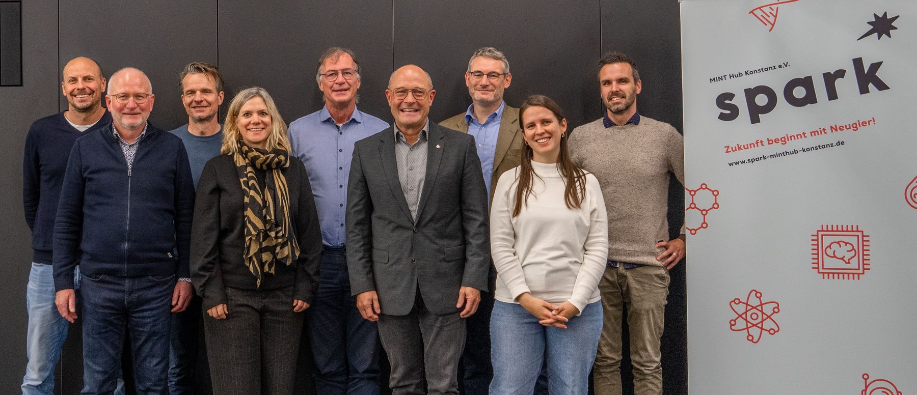 Der Vorstand des Spark MINT-Hub Konstanz vor dem Vereinsbanner